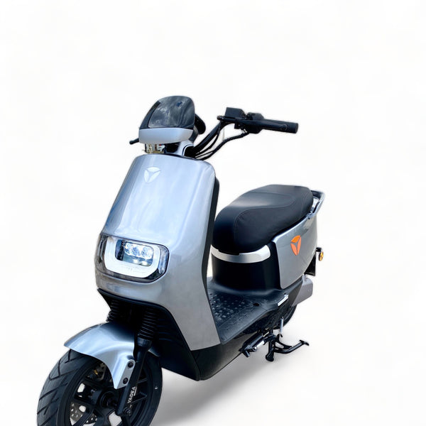 BULLBIKE Manzini Yadea E8S Elektro Scooter 600W 72V 23Ah 25 km/h/ Graphen Batterie + Schnellladegerät